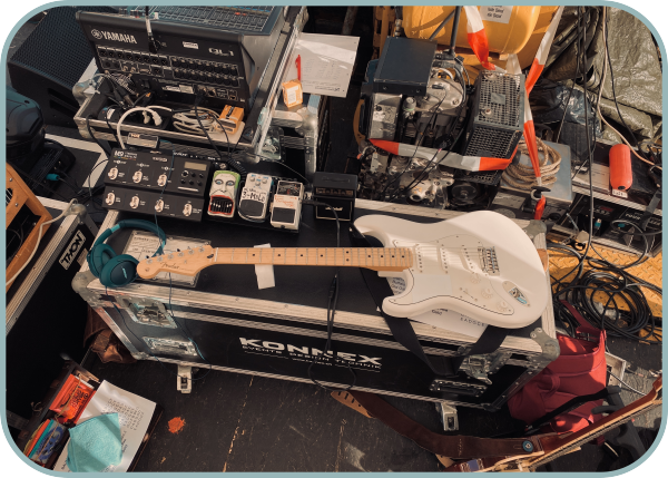 Immer eine Ersatzgitarre dabei. Hier eine Lefty